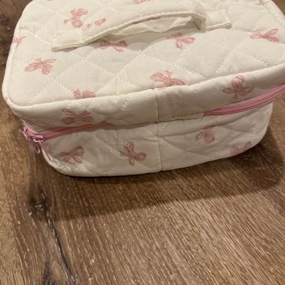 NWOT: THE JOLLY HOUSE BOW MAKEUP BAG ZIPPER CLOSURE PINK AND WHITE - Picture 5 of 6